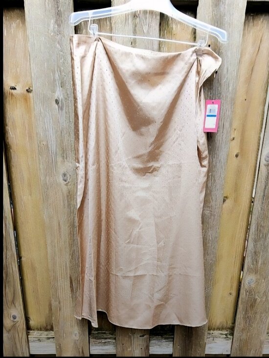 Vince Camuto Dresses & Skirts - *NWT* Women's XL Vince Camuto Gold Long Skirt
